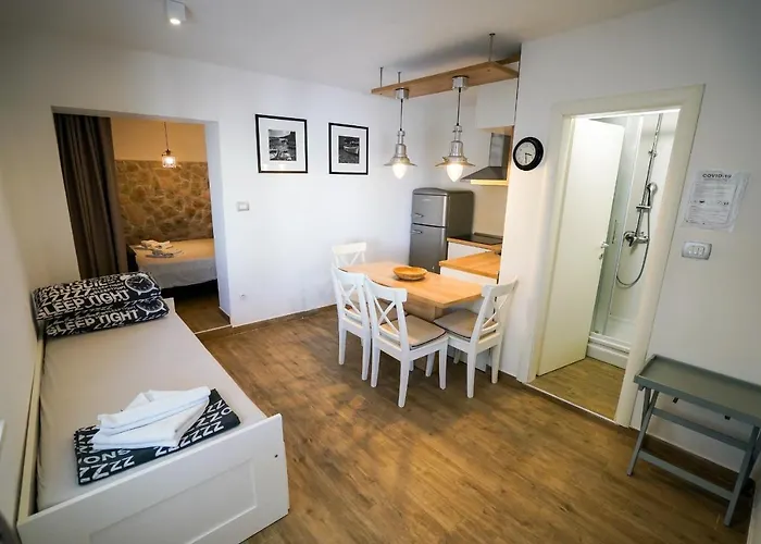 Apartment Ziggy Star *